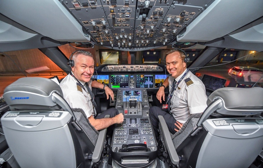 Qantas Rekordflug Oktober 2019 Qantas Captain Sean Golding (links) im Cockpit des Dreamliners vor dem Start in New York, USA. © 2019 Qantas Qantas Rekordflug Oktober 2019 Qantas Captain Sean Golding (links) im Cockpit des Dreamliners vor dem Start in New York, USA. © 2019 Qantas