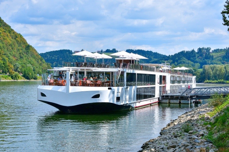 Anlegestelle der Flusskreuzfahrtschiffe am südlichen Ende der Altstadt von Passau, Bayern.