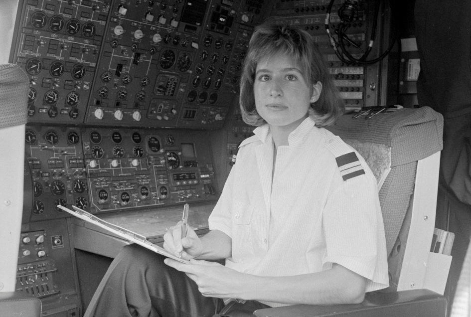 Frau Frick, die erste Bordtechnikerin der Swissair im Cockpit einer Douglas DC-10, 1988;