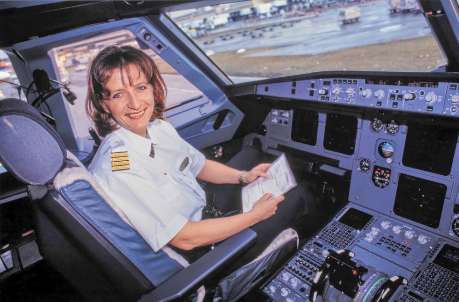 Die erste Frau als Swissair-Captain, Gaby Musy-Lüthi, bei der Arbeit 1998, Originallink http://doi.org/10.3932/ethz-a-000258797