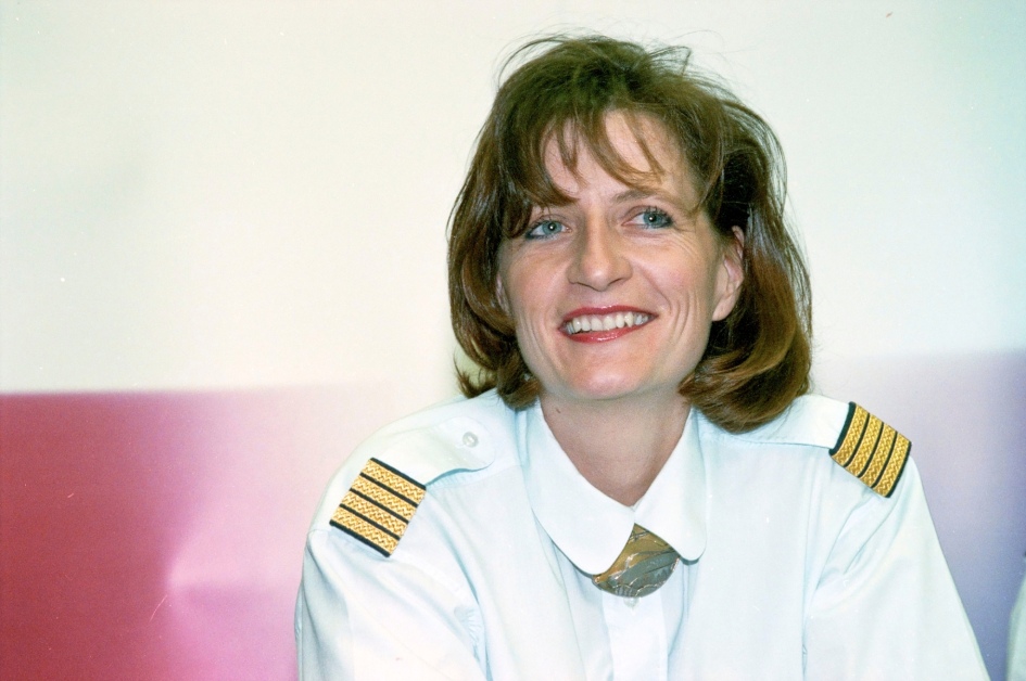 Pressekonferenz mit der ersten weiblichen Swissair-Pilotin Gaby Musy-Lüthi in Zürich-Kloten 1998.