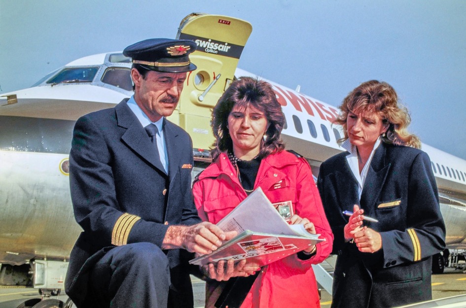 Captain Olav Brunner und Copilotin Gaby Lüthi lassen sich vom Red Cap (Mitte) die Beladungsdaten zeigen. Jänner 1988