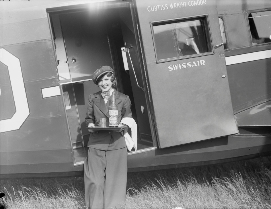Europas erste Hostess Nelly Diener vor der Curtiss Condor, bei deren Absturz sie ums Leben kam, 1934