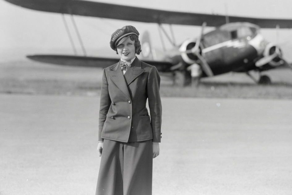 Europas erste Hostess Nelly Diener vor der Curtiss Condor, bei deren Absturz sie ums Leben kam,  1934