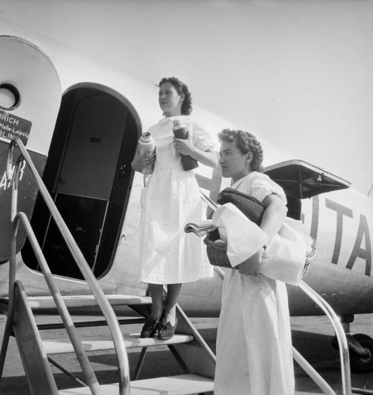1936: Hostessen mit Thermosflaschen und Verpflegungskorb beim Einstieg in die Douglas DC-2 115-B, HB-ITA in Dübendorf. Flugstrecke Zürich - Halle - Leipzig - Berlin;