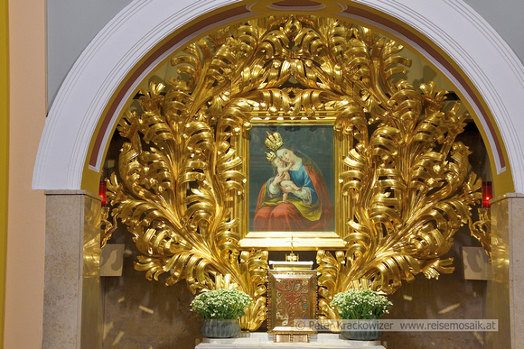 Slowenien, Brezje. Das Marienbild in einem riesigen prachtvollen goldenen Rahmen ist in einer Seitenkapelle der Kirche zu finden.