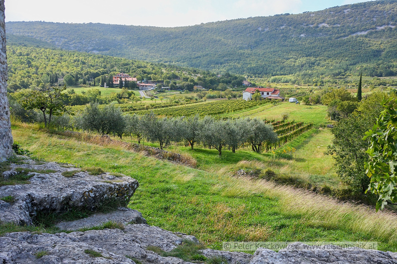 Slowenien, Blick in die Umgebung der UNESCO-Welterbe-Kirche in Hrastovlje