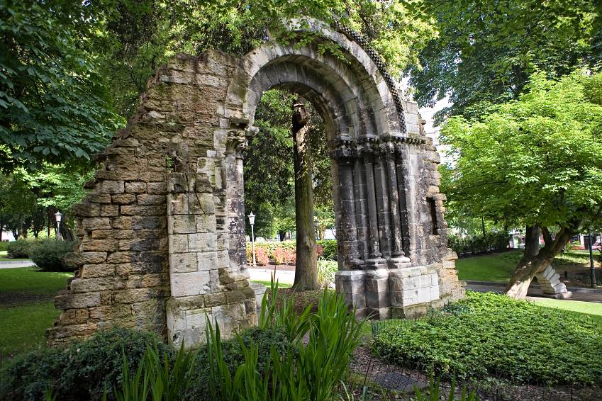 Spanien, Asturien, Oviedo, im Park de San Francisco, romanische Bogen © José Luis G. Grande, alle Rechte vorbehalten Instituto de Turismo de España (TURESPAÑA)