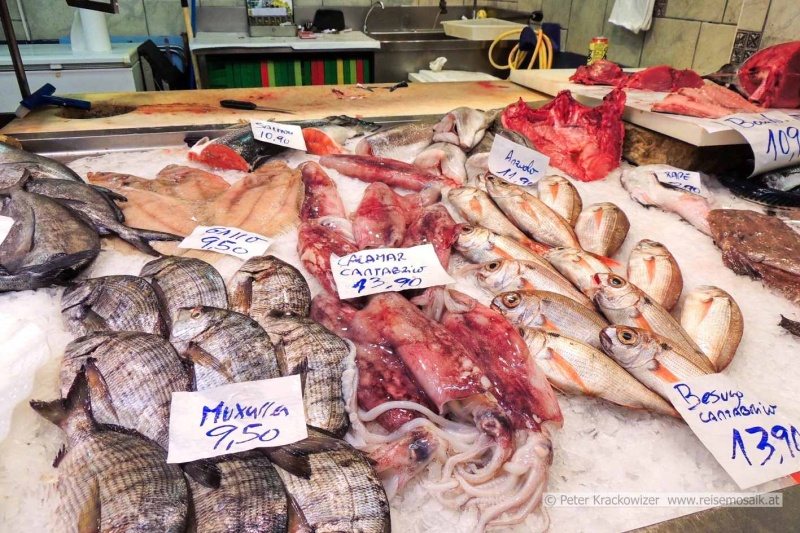 Baskenland, San Sebastián, Fisch im Markt San Martin in der Altstadt