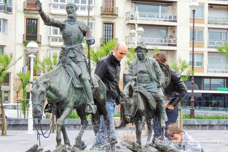 Baskenland, San Sebastián, am Paseo de la Concha reiten Don Quixote de la Mancha und Sancho Panza der Altstadt entgegen