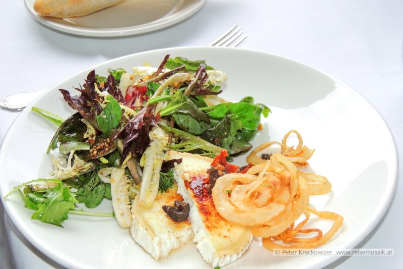Baskenland, San Sebastián, Salat mit karamellisierten Ziegenkäse mit Vinaigrette aus getrockneten Tomaten, Oliven und Zwiebelchips im Restaurant La Perla an der Baia de Concha