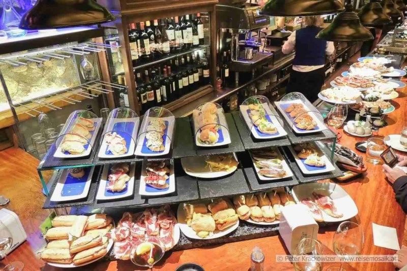 Nordspanien, Baskenland, Pintxos-Bar in Bilbao